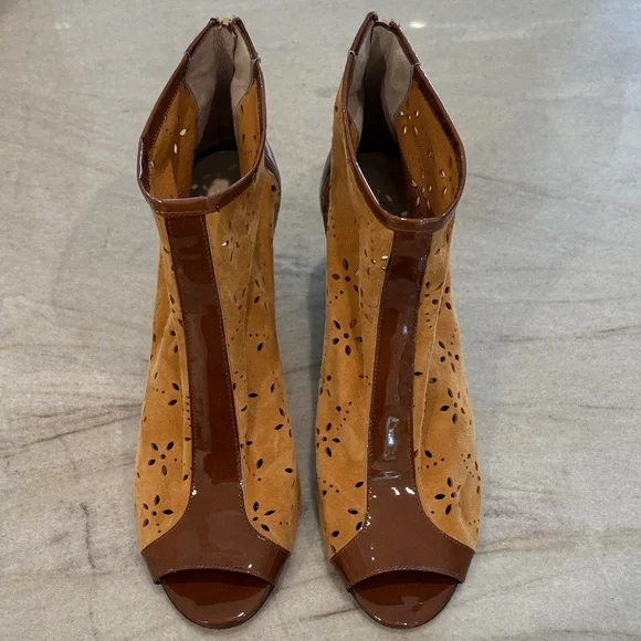 Jennifer Tattanelli Women’s Elegant Laser Cut Ankle Booties - Picture 2 of 7